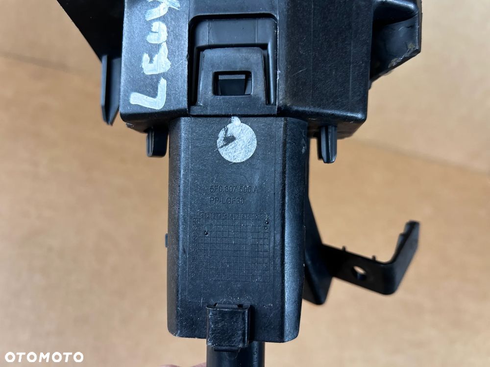 SEAT LEON III UCHWYT MOCOWANIE SPRYSKIWACZA SPRYSKIWACZ DYSZA REFLEKTOR LEWY 5F0807595C - 2