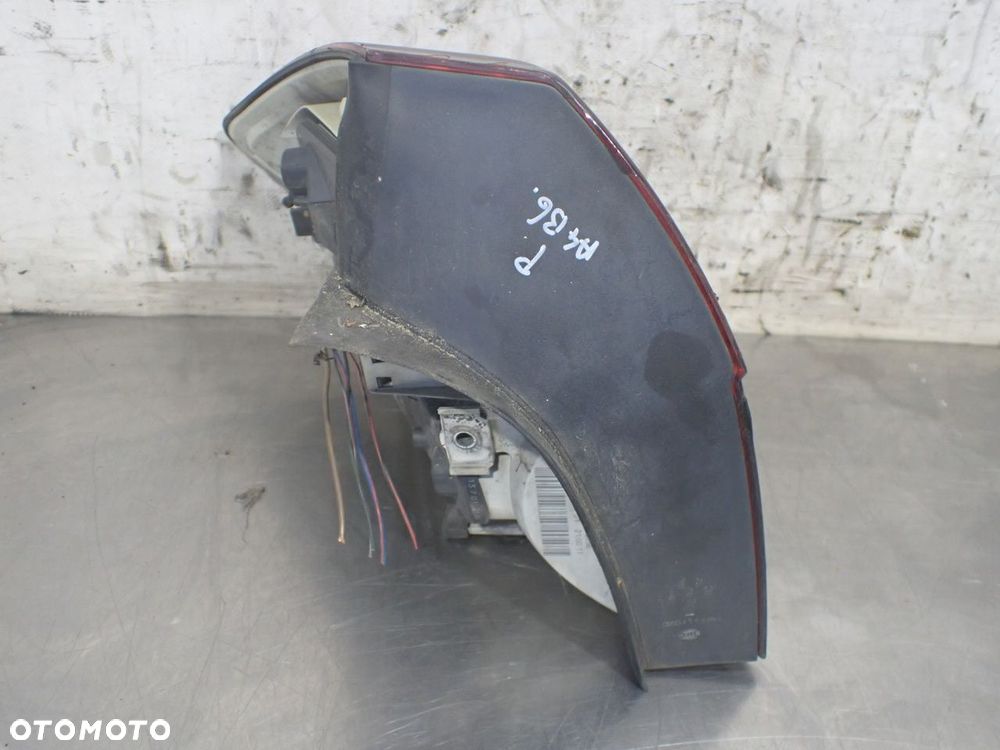 LAMPA PRAWA TYLNA AUDI A4 B6 2.5 TDI QUATTRO - 2