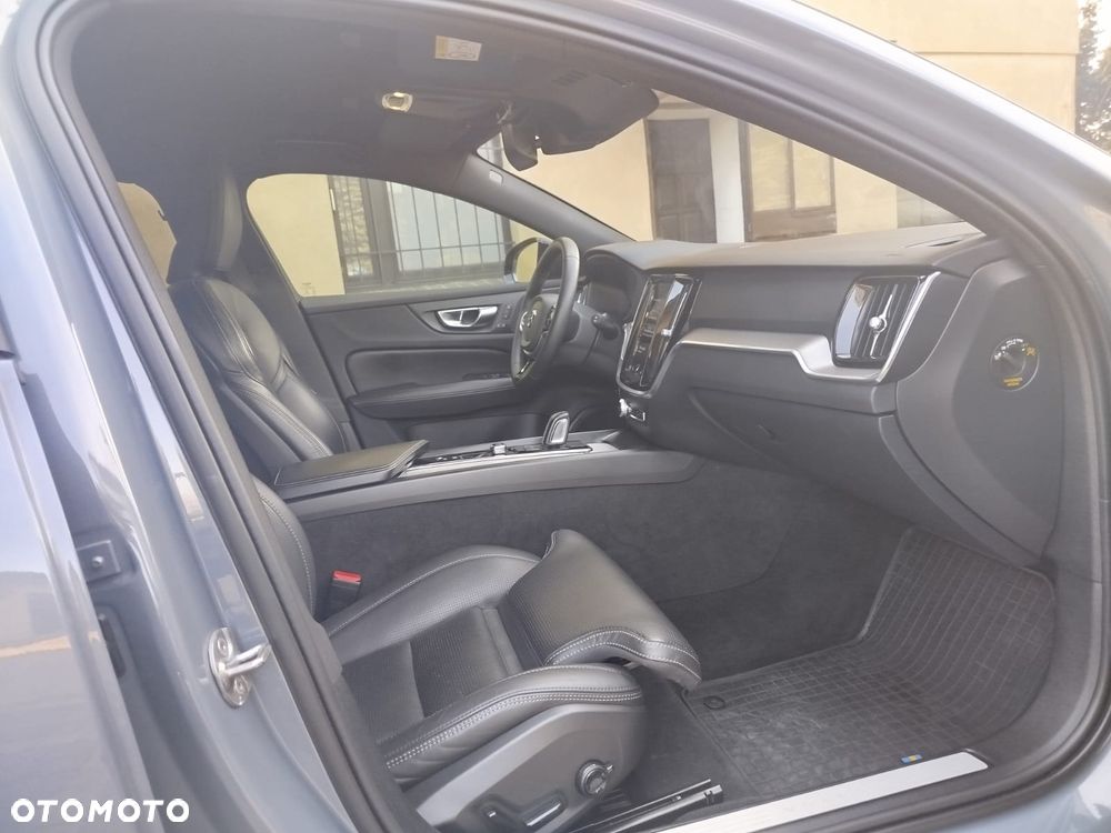 Volvo V60 D4 R-Design - 12