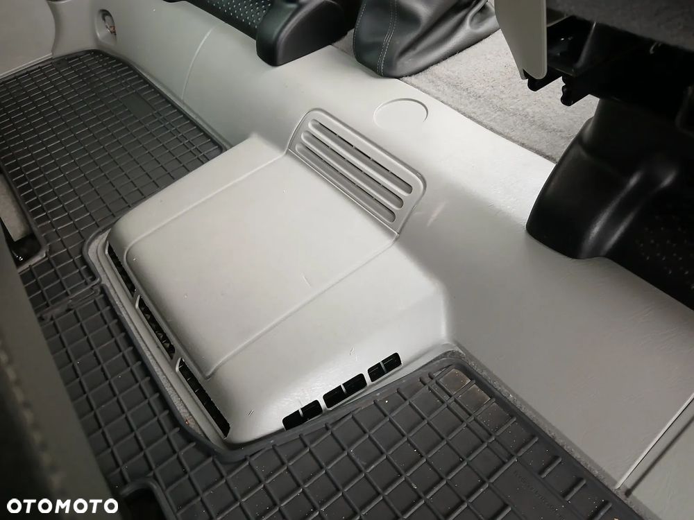 Renault Trafic 2.0 dCi 115 FAP Passenger Black Edition - 32