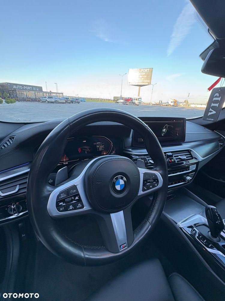BMW Seria 5 530d xDrive mHEV - 12