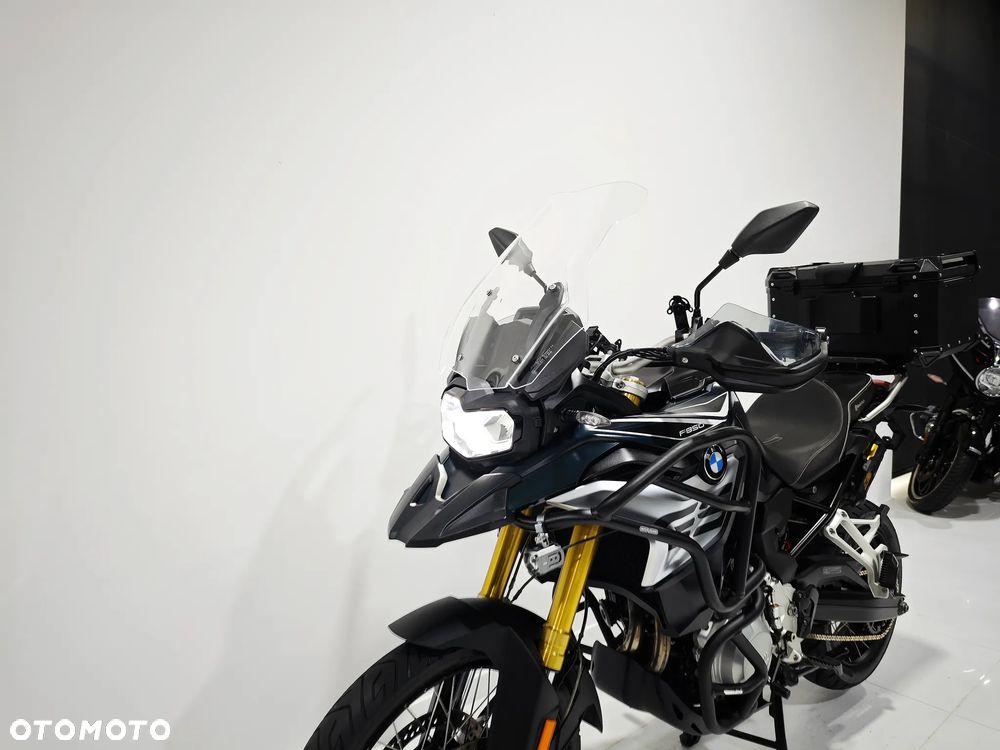 BMW F - 19