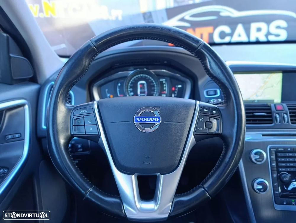 Volvo XC 60 2.0 D4 Momentum Geartronic - 9