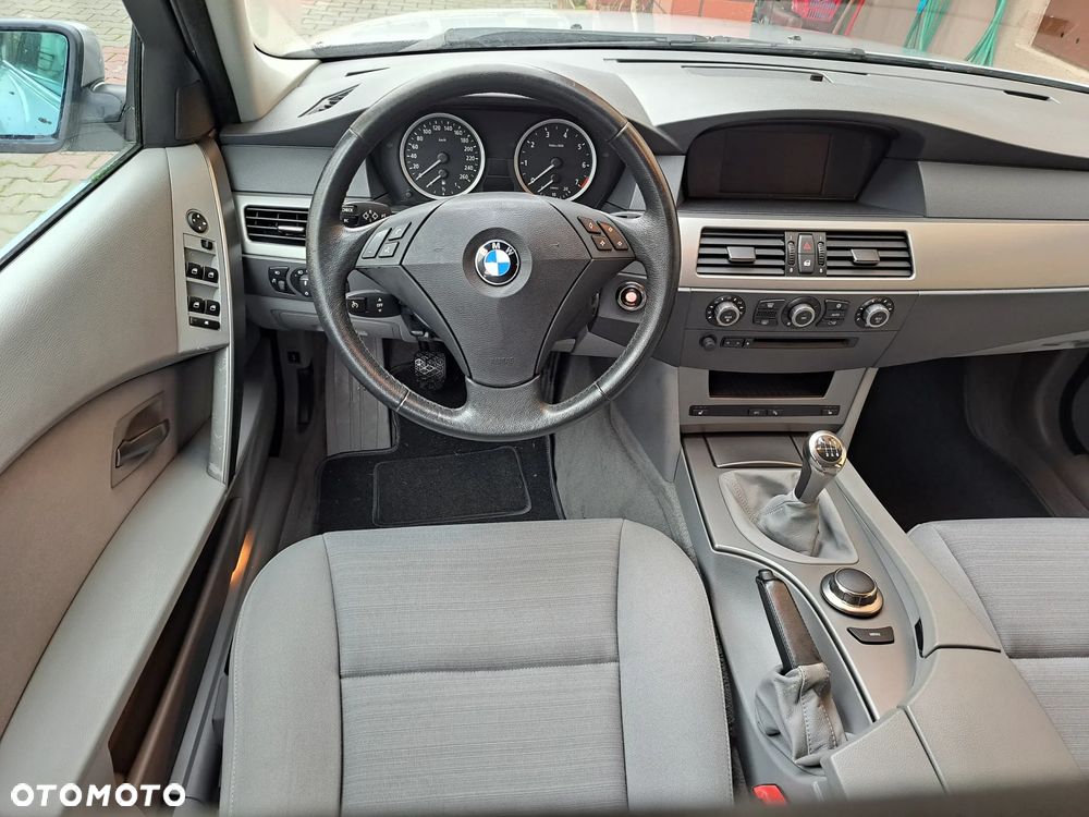 BMW Seria 5 523i Touring - 13