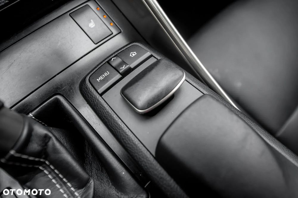 Lexus IS 300h Business Edition - 36