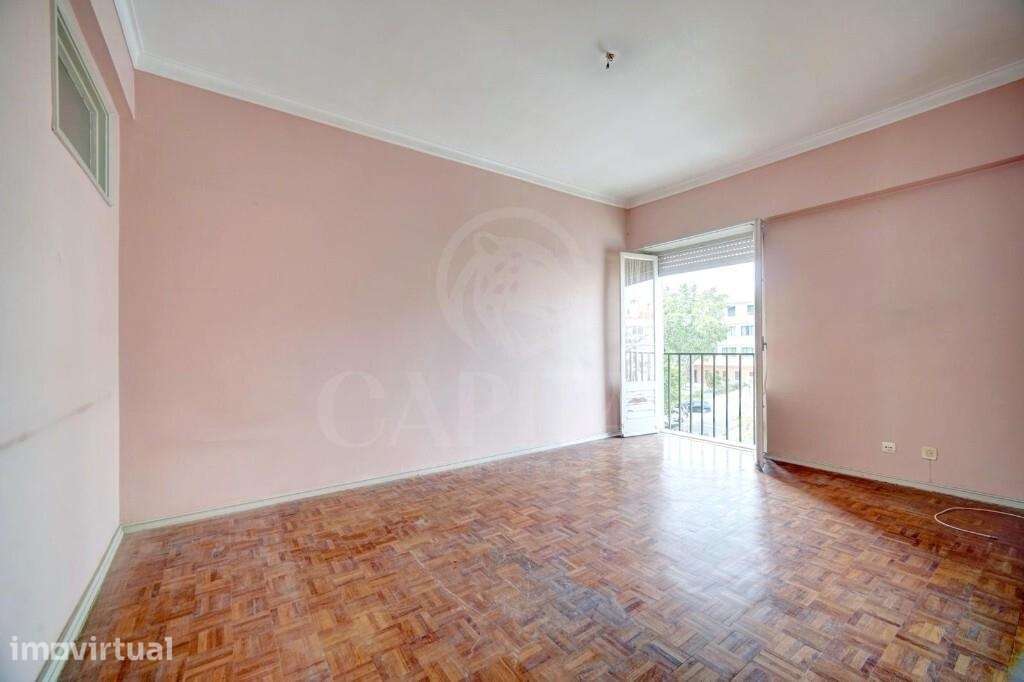 T2 com varandas na Bobadela com excelente potencial de remodelação - Grande imagem: 4/24