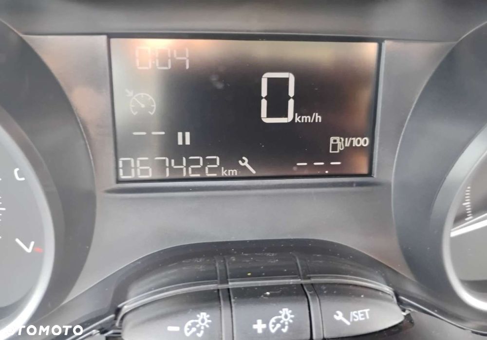 Peugeot 208 - 13