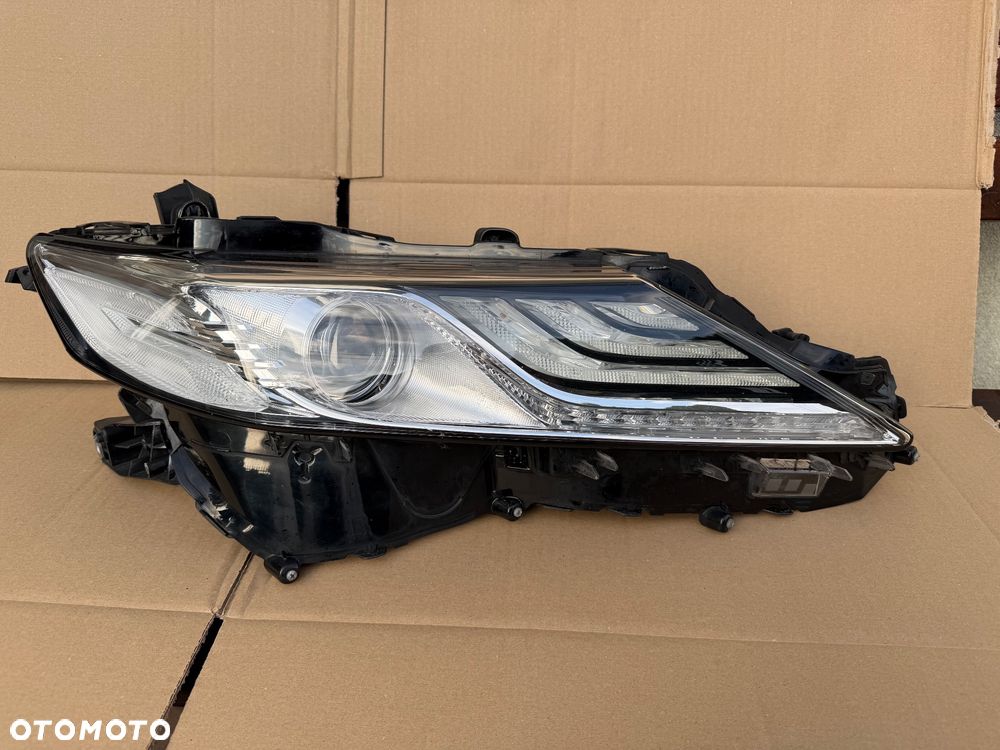TOYOTA CAMRY VIII 2017- LAMPA PRAWA PRZEDNIA PRZÓD KOITO 33-233