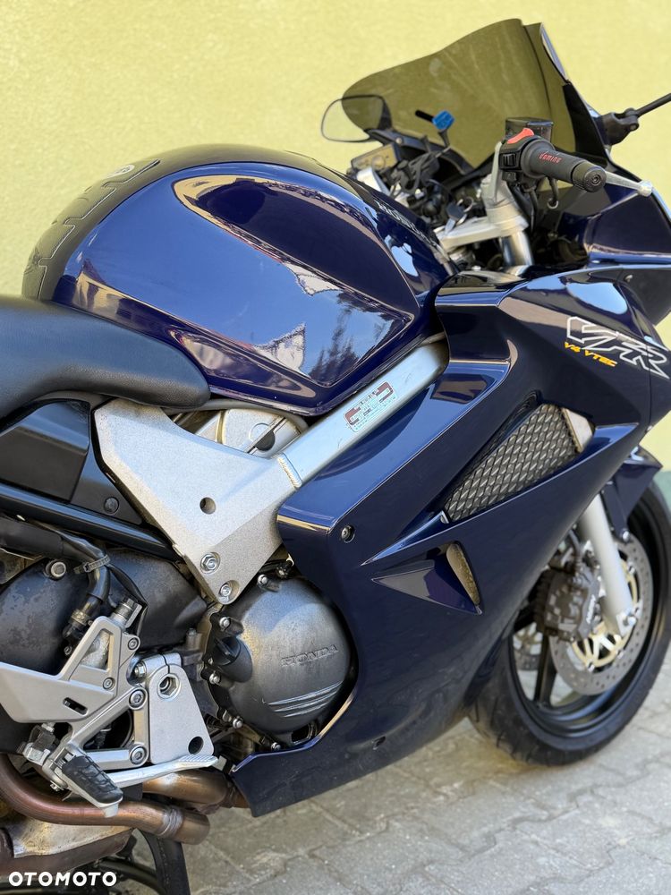 Honda VFR - 16