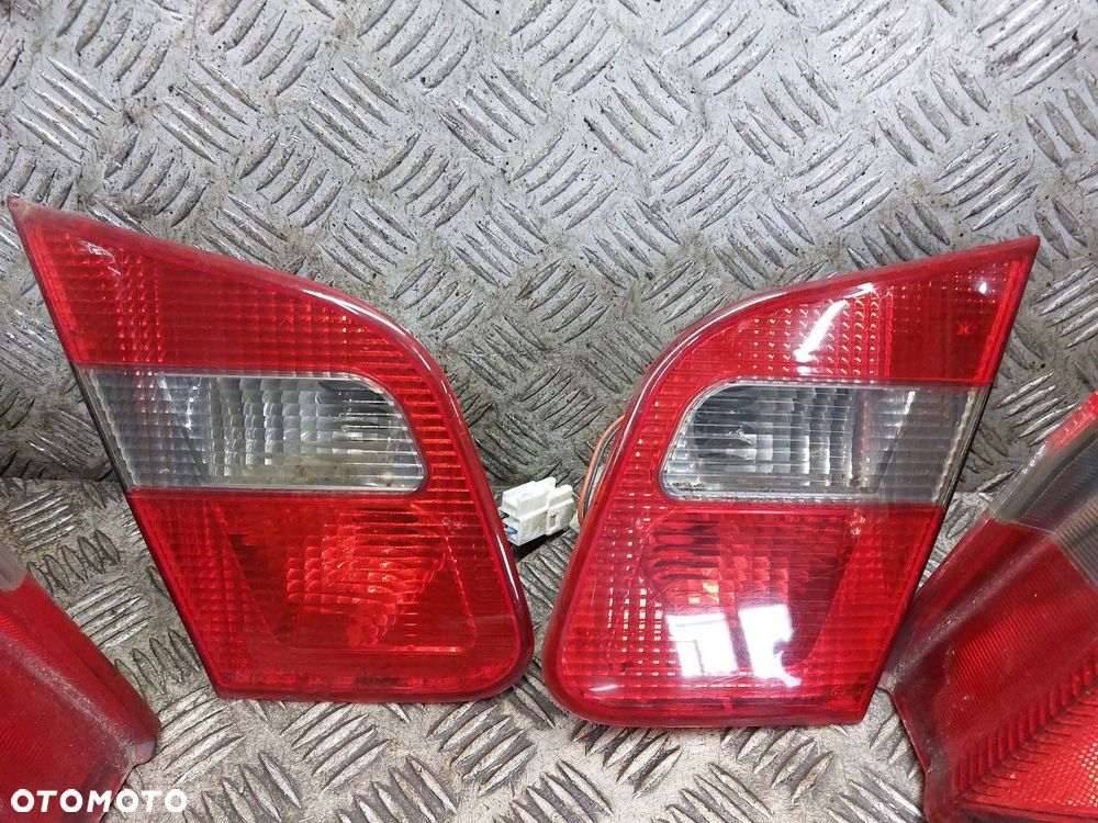 LAMPA LEWY TYŁ + PRAWY TYŁ W BŁOTNIK W KLAPĘ CARISMA I FL LIFT HB 5D HELLA - 3