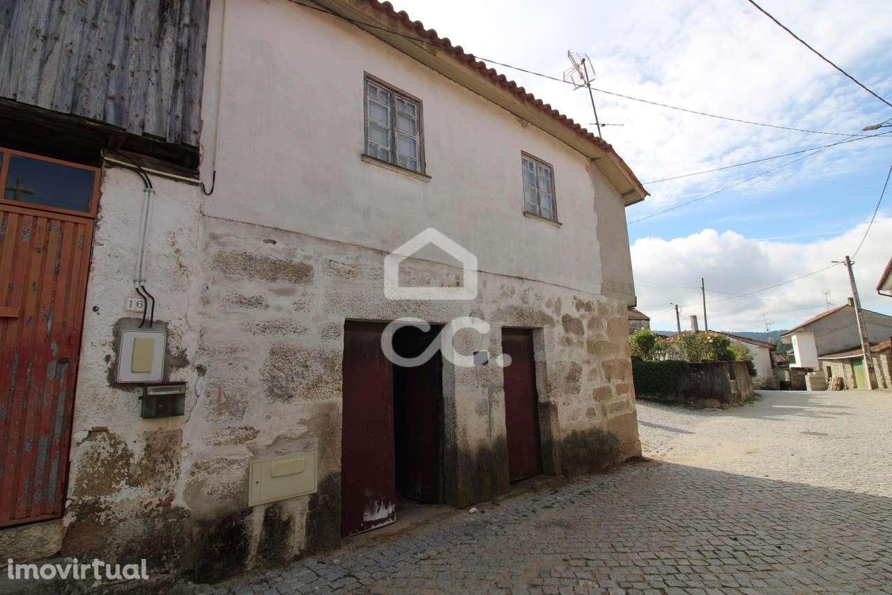 Moradia em granito situada numa aldeia típica com vistas desafogadas - Grande imagem: 2/16