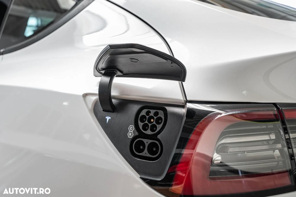 Tesla Model Y - 35