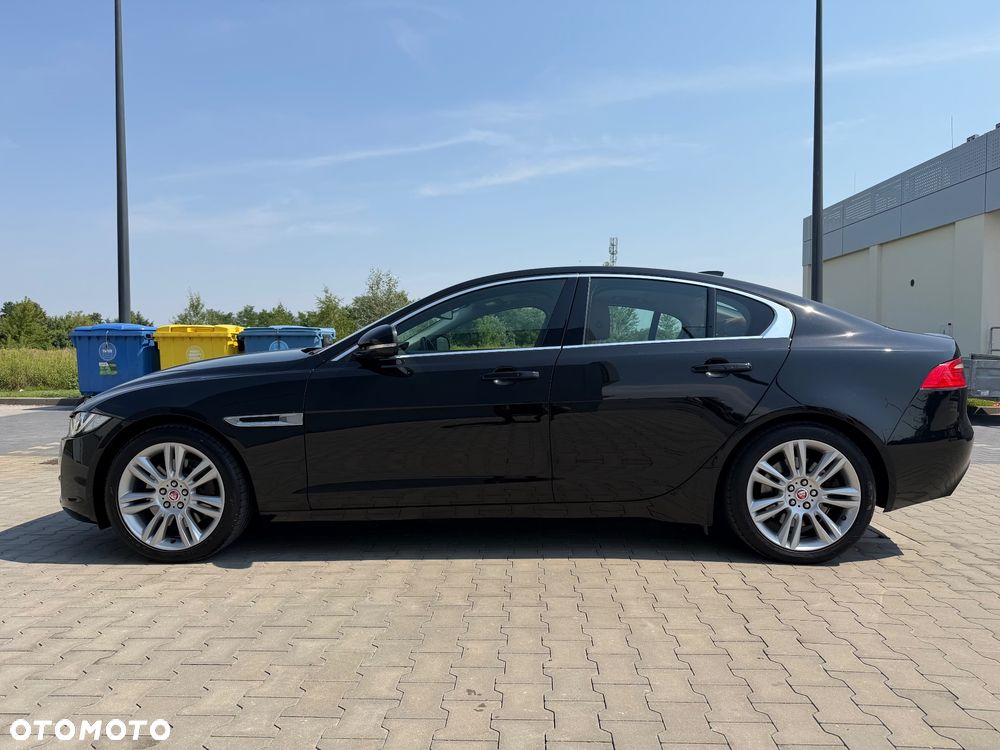 Jaguar XE 2.0 T Portfolio - 24