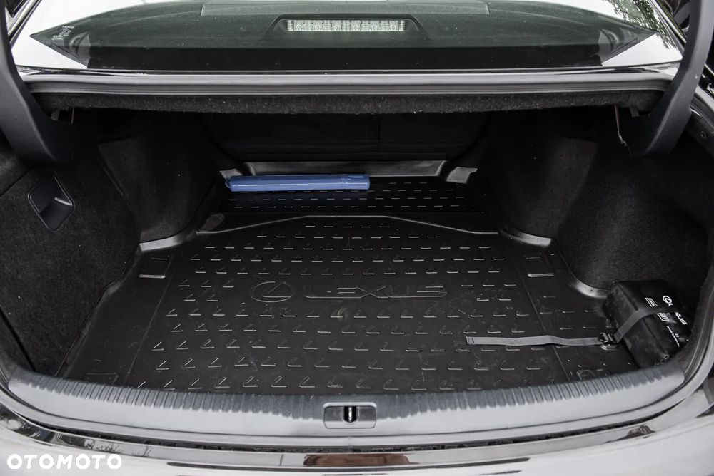 Lexus IS 300h Executive Line - 30