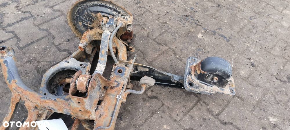 BELKA / SANKI TYŁ SKODA OCTAVIA II - 6