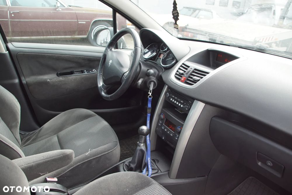 Auto na części - Peugeot 207 1.6 HDI 90 KM 9HX 20DP27 EXL 2007R Silnik Skrzynia Drzwi Maska Błotnik Klapa Zderzak Lampa Lusterko Klamka Szyba Deska Kokpit Sterownik Moduł Czujnik Licznik Wyświetlacz Panel Kierownica - 14