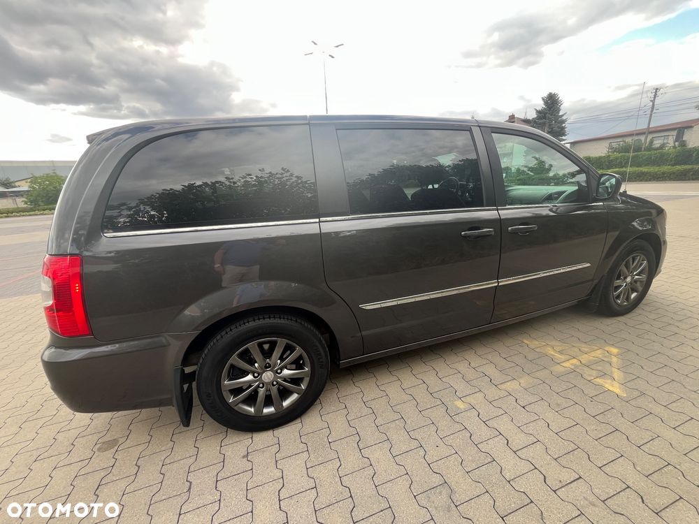Chrysler Town & Country - 3