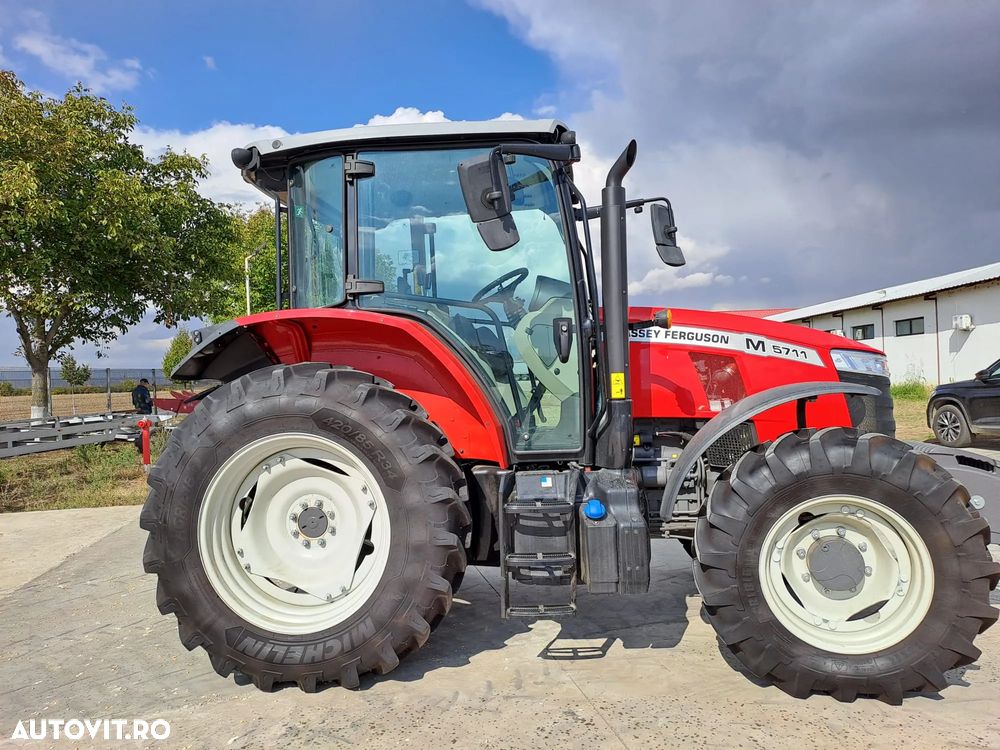 Massey Ferguson 5711M - 12