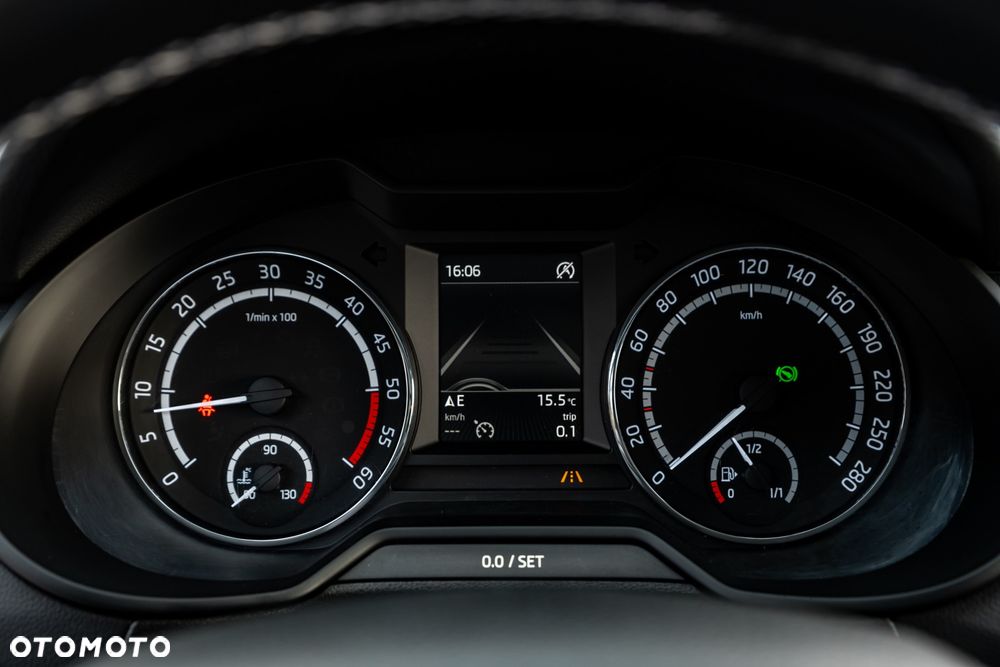 Skoda Octavia 2.0 TDI DSG RS - 33