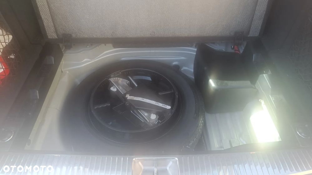 Mercedes-Benz Klasa C 180 CGI BlueEFFICIENCY Avantgarde - 16