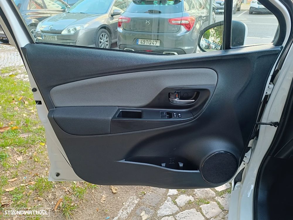 Toyota Yaris 1.5 HSD Comfort+P.Techno - 10
