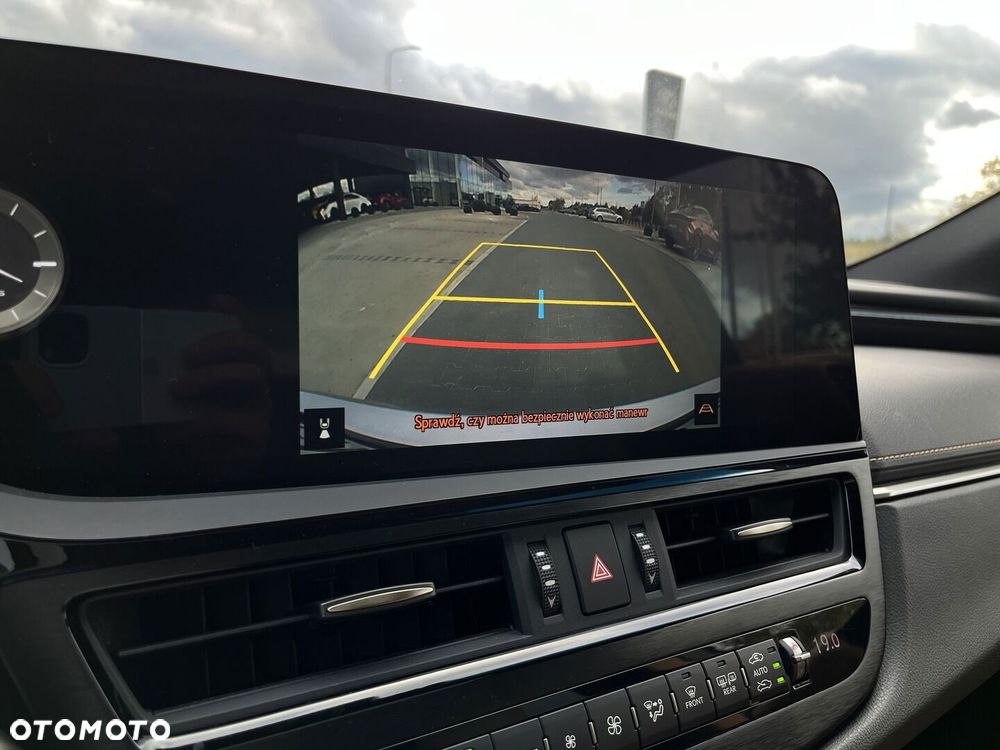 Lexus ES 300h Business Edition - 28