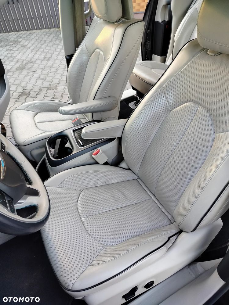 Chrysler Pacifica - 16