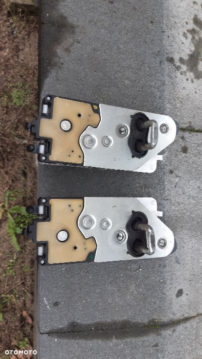 Peugeot 1007 zamek rygiel prawy 9685069780