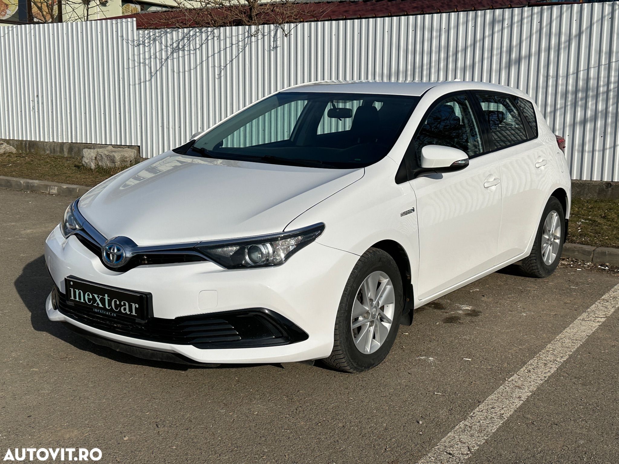 Toyota Auris 1.8 L VVT-i HSD Terra - 1