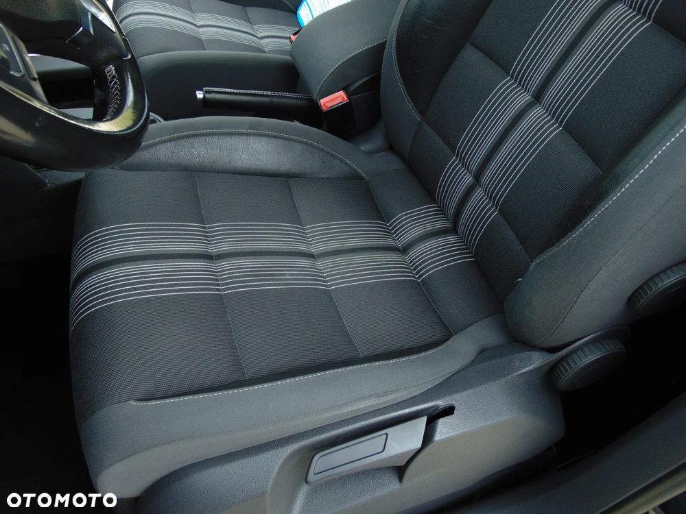 Volkswagen Touran 2.0 TDI DPF MATCH - 21