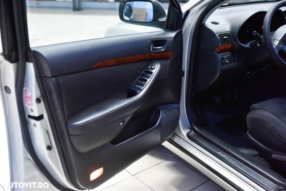 Toyota Avensis 2.2 D-4D Executive - 7