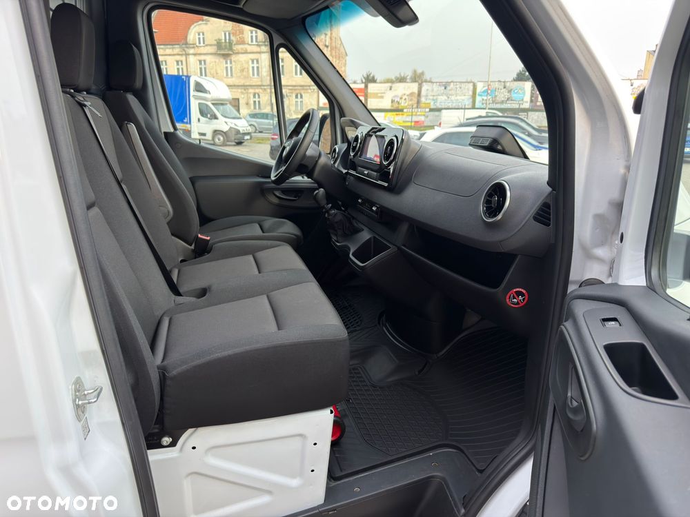 Mercedes-Benz Sprinter - 11