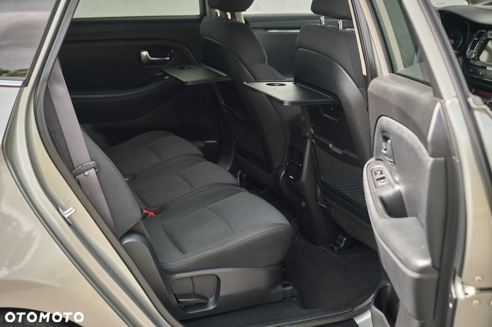 Kia Carens 1.6 GDI Attract - 23