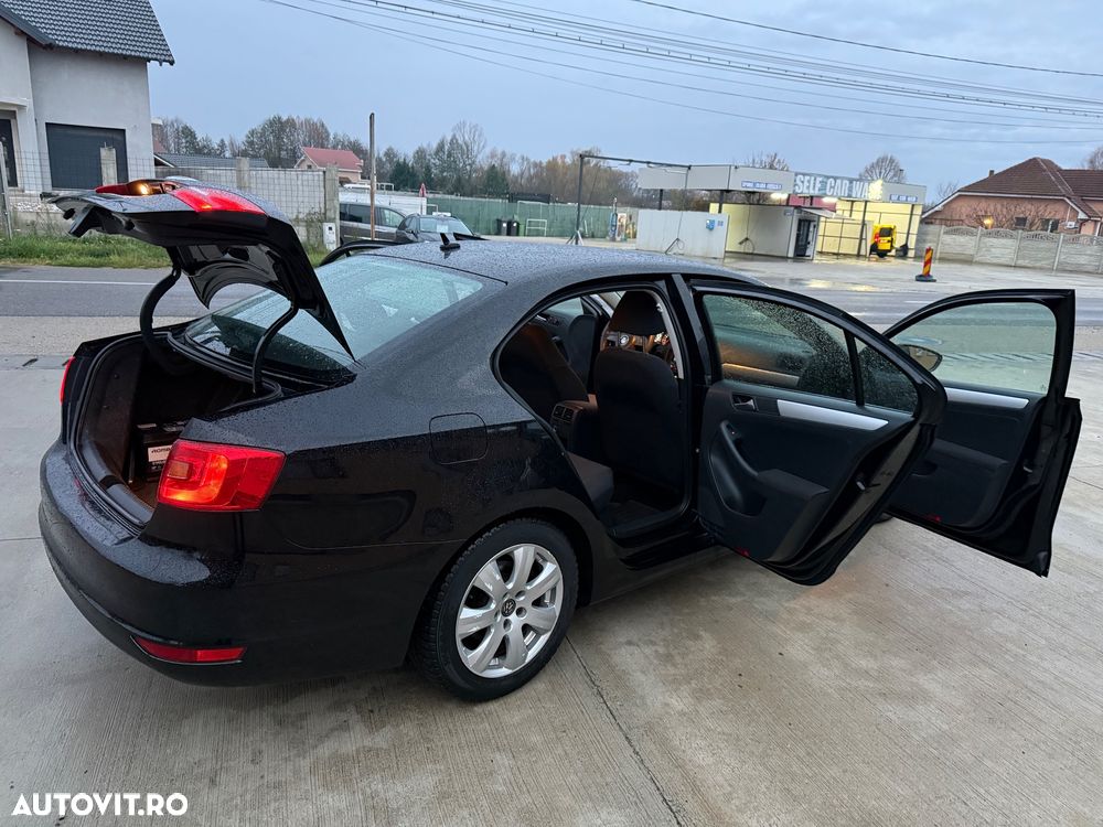 Volkswagen Jetta 1.6 TDI Blue Motion Technology Comfortline - 24