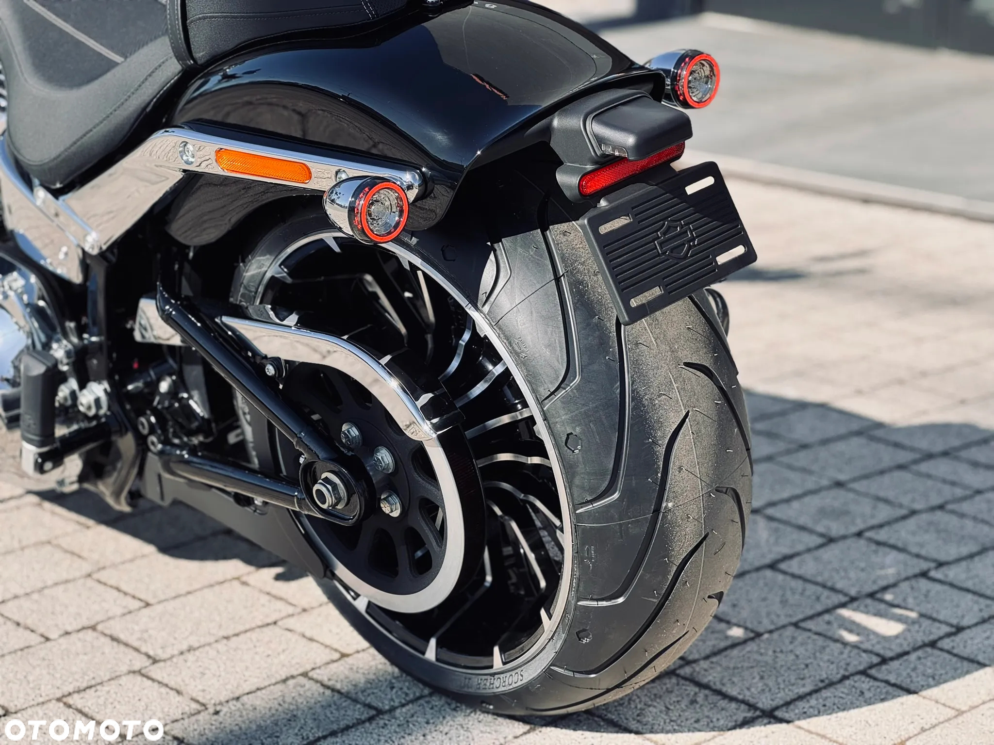Harley-Davidson Softail Breakout - 23