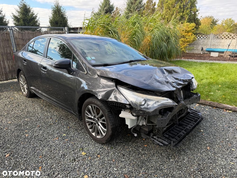 Toyota Avensis 1.6 Premium - 1