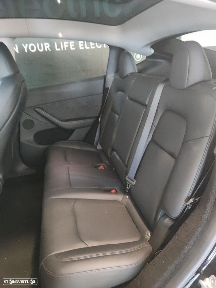 Tesla Model Y Long Range Dual Motor AWD — fotografia 8