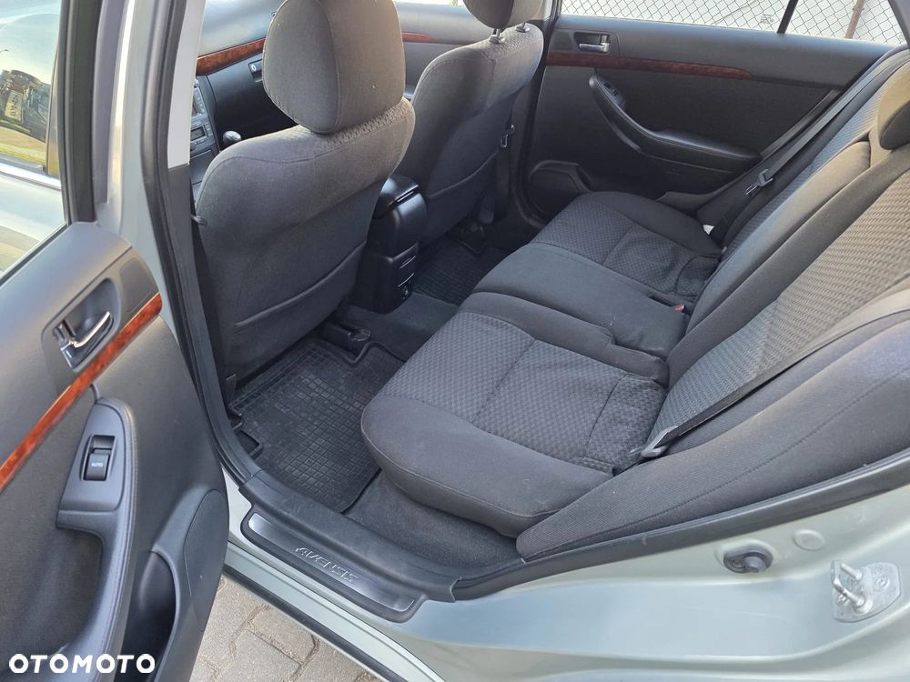 Toyota Avensis 2.0 VVT-i High - 11