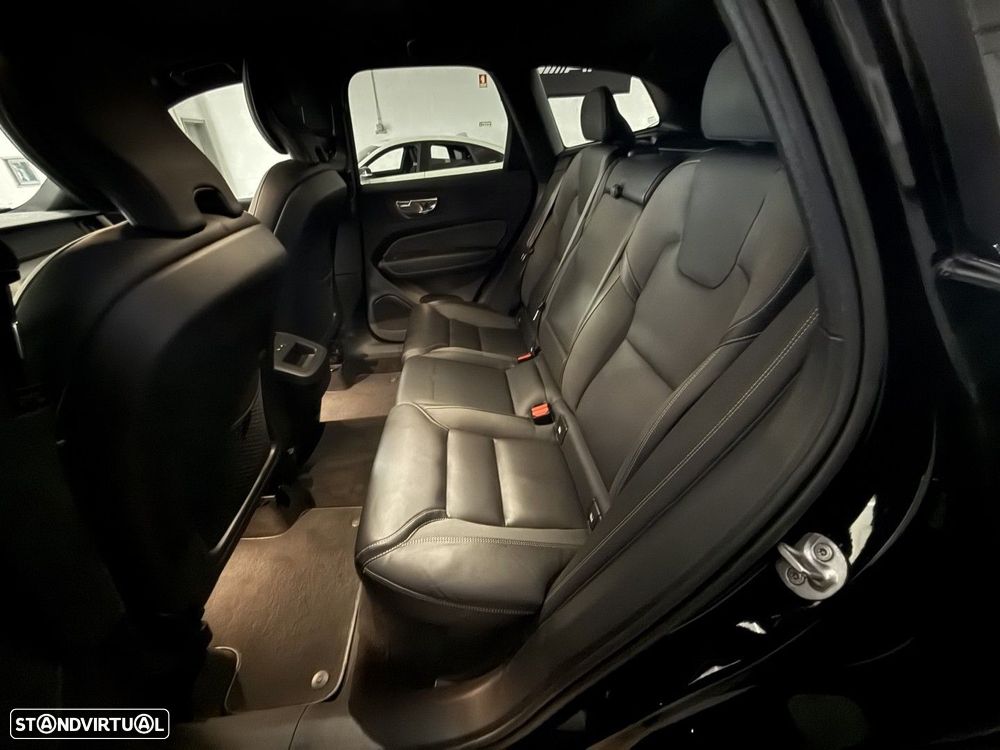 Volvo XC 60 2.0 B4 Plus Dark - 12