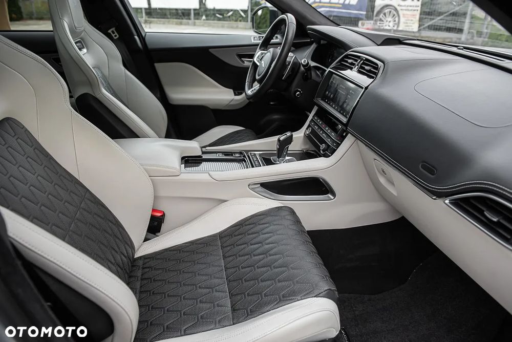 Jaguar F-Pace 5.0 V8 P550 AWD SVR - 37