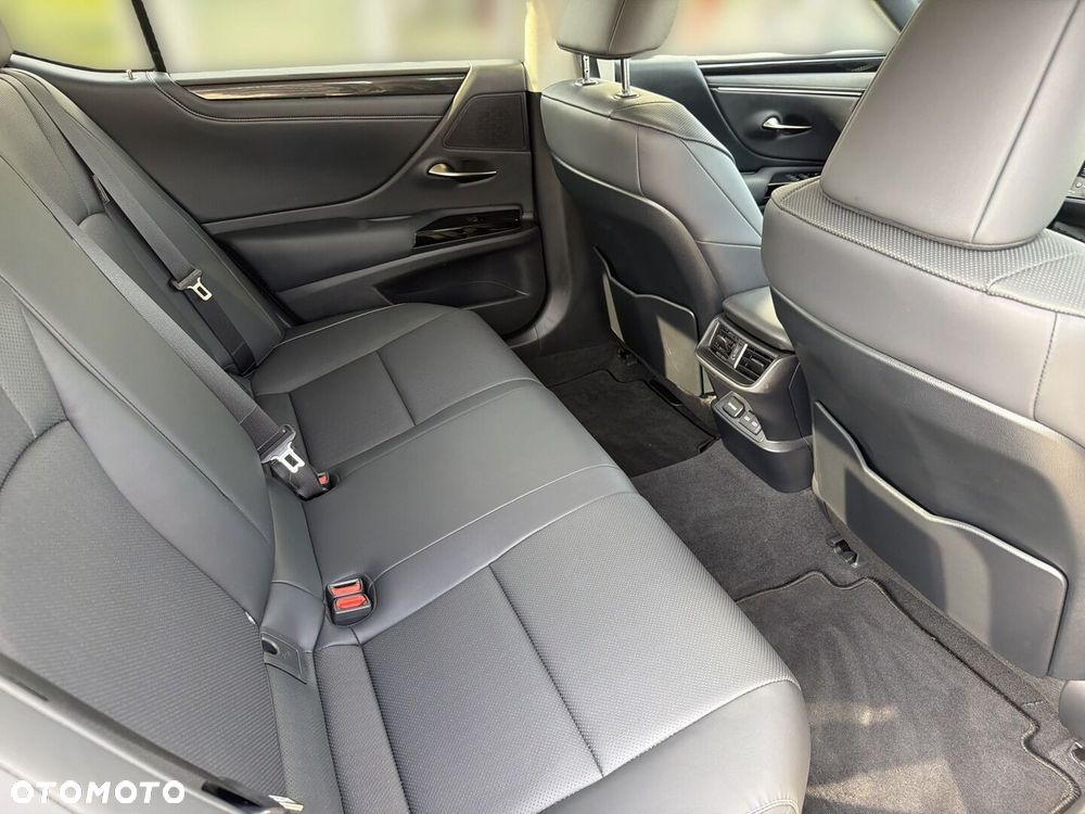 Lexus ES 300h Business Edition - 11