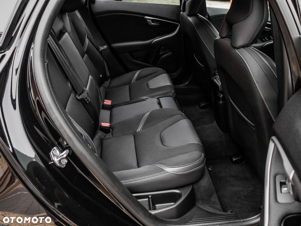 Volvo V40 D2 Drive-E R-Design Momentum - 16