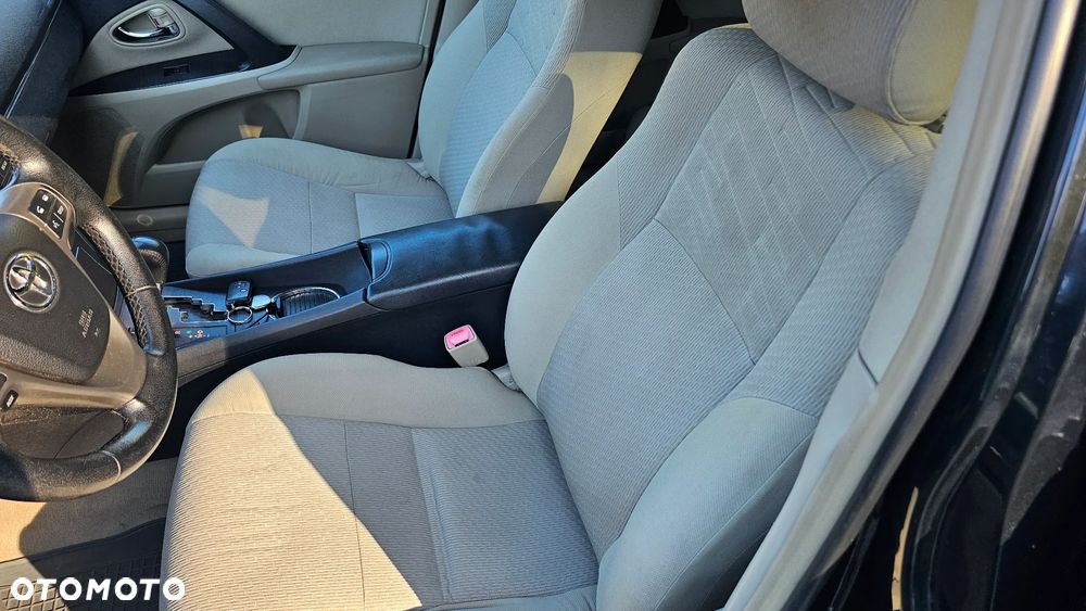 Toyota Avensis - 17