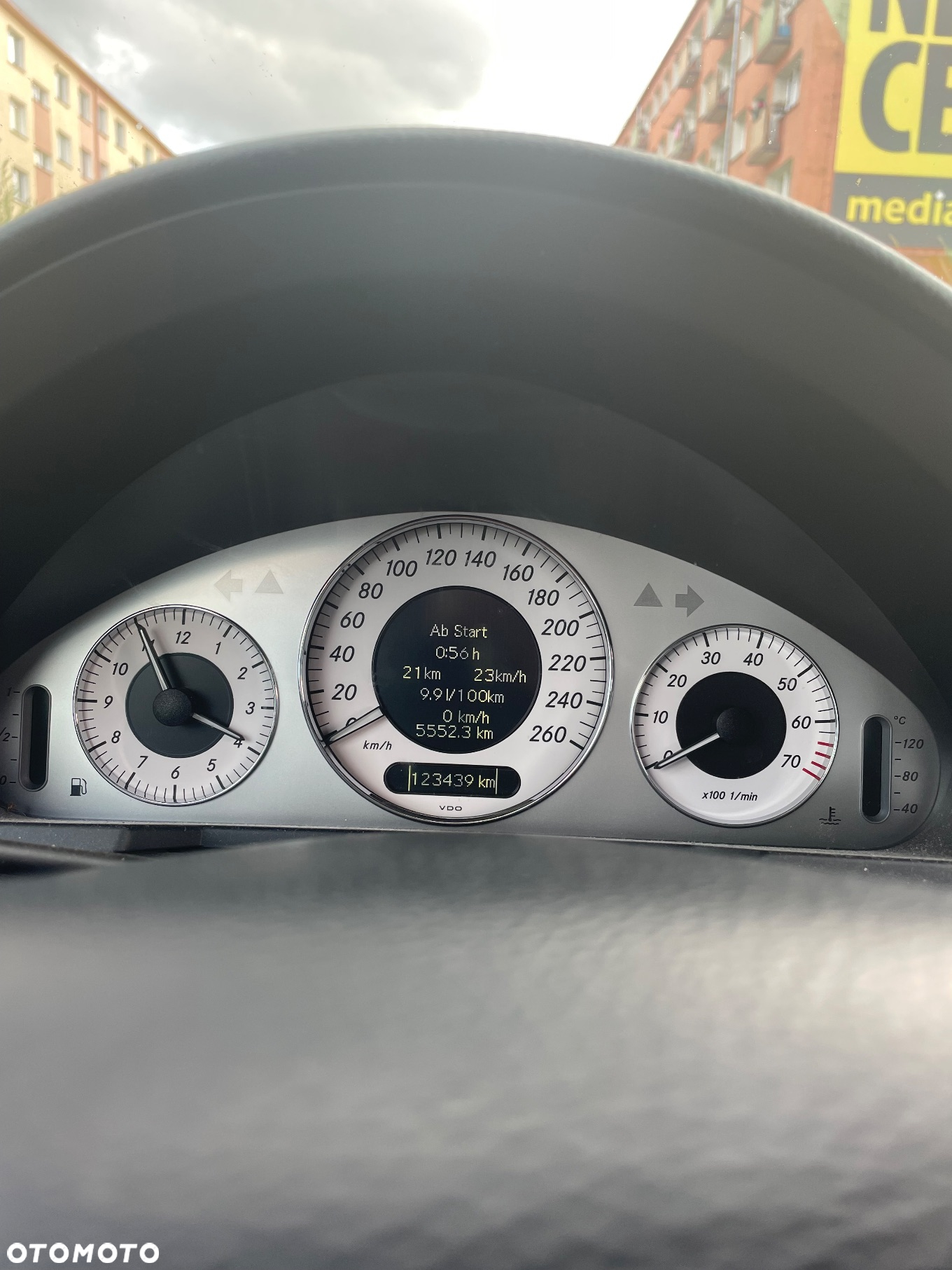 Mercedes-Benz Klasa E 200 T CGI BlueEFFICIENCY Automatik Avantgarde - 3