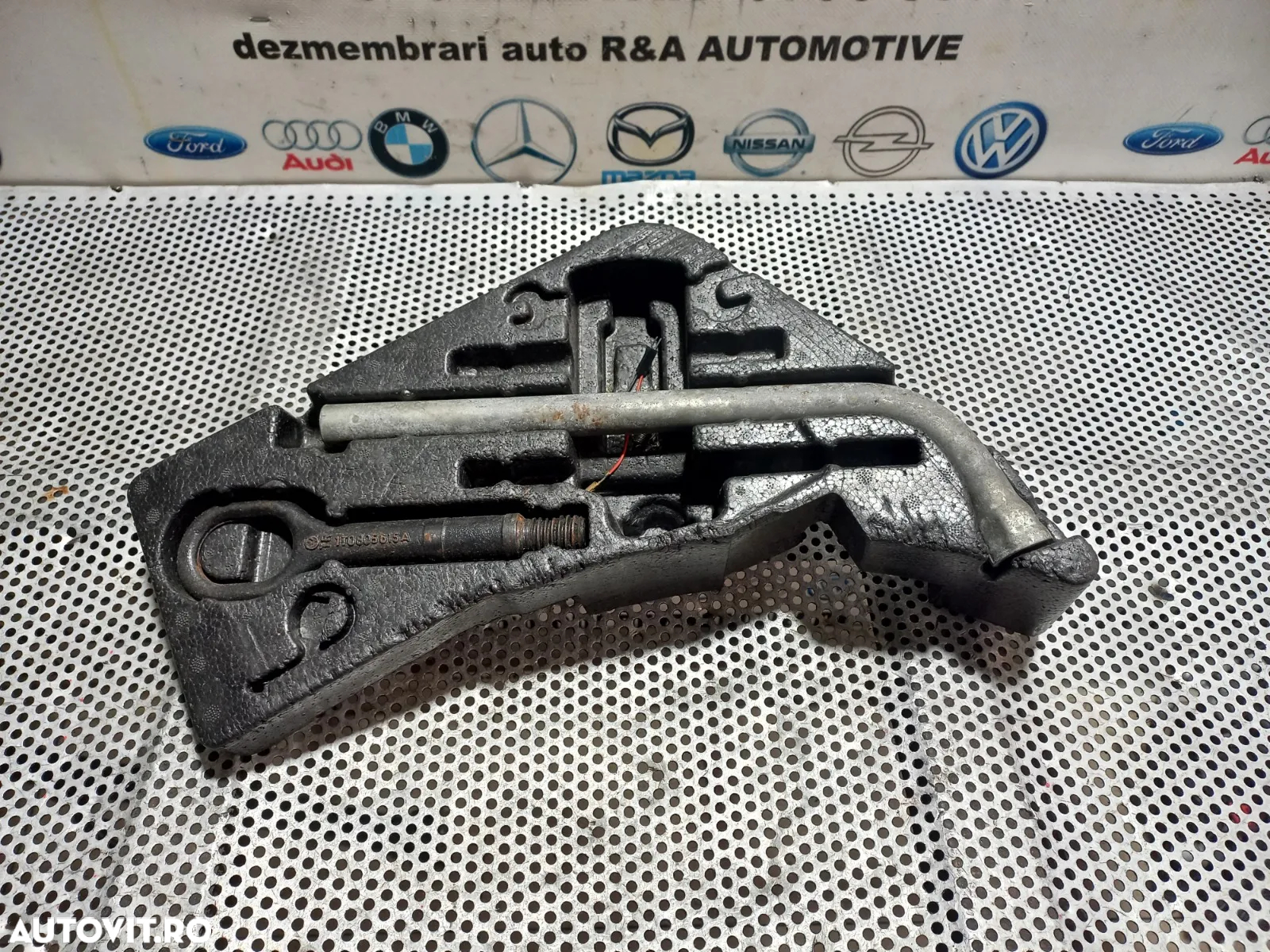 Suport Cheie De Roti Carlig Tractare Scule Audi Q7 4L 2006-2007-2008-2009-2010-2011-2012-2013-2014- - 2