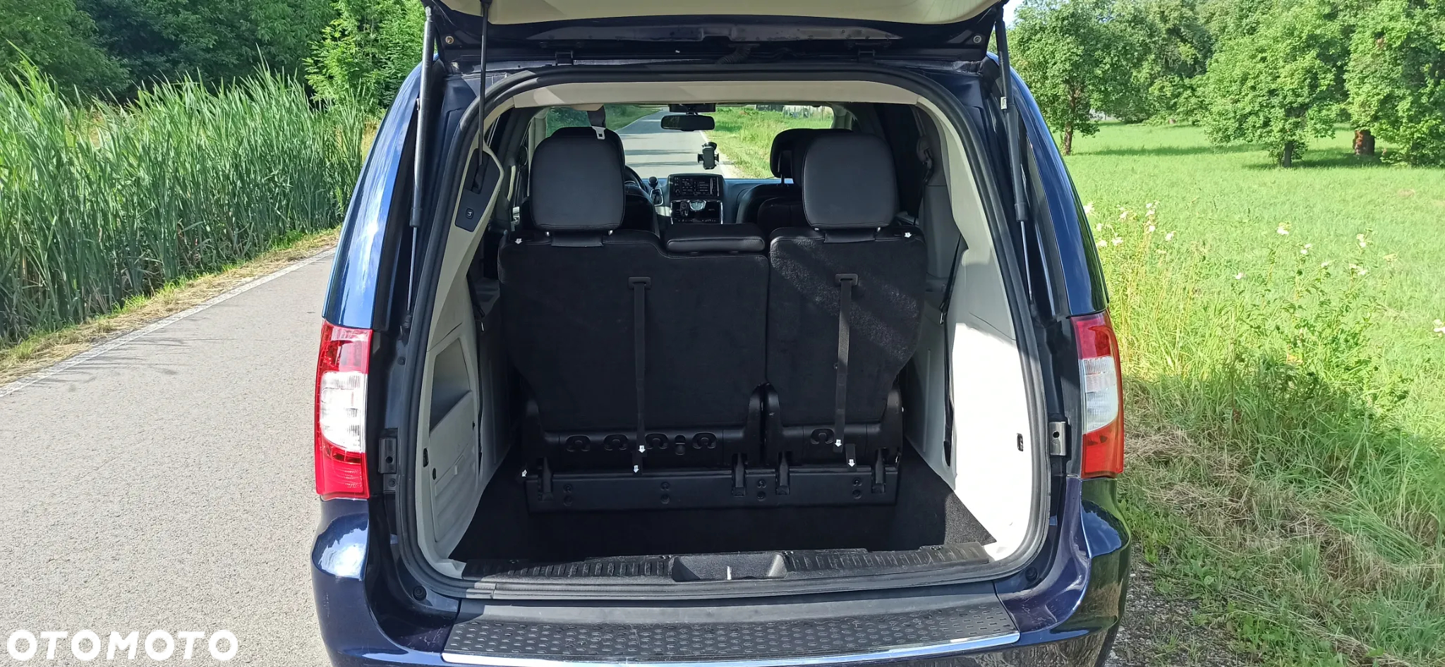 Chrysler Town & Country - 20