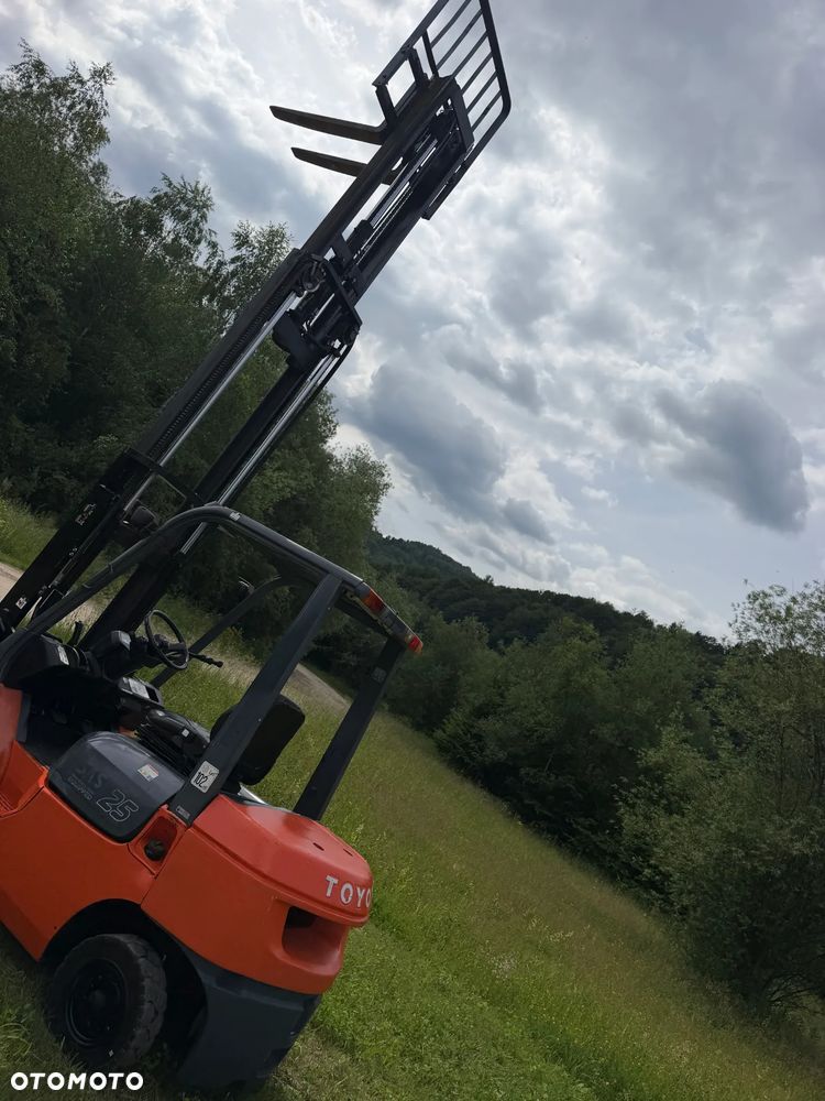 Toyota 7FDF25 Wózek Widłowy 2,5tony. Niski Przebieg 4800 mtg. Wolny skok. Triplex. Oryginał z Norwegii z Gospodarstwa ziemniaczanego woził lekkie ładunki.. Zero luzów i wycieków. Maszyna po wszystkich dużych serwisach w DEKRA. ZERO wkładu własnego. Maszt Triplex. Dodatkowa 3 linia Hydrauliczna. Diesel! Hamulce brzytwa! Koła pełne. REWERS JAZDA. Opony bardzo ładne. Oświetlenie fabryczne. Potężna moc. Wysoka precyzja pracy oraz jazdy! - 7