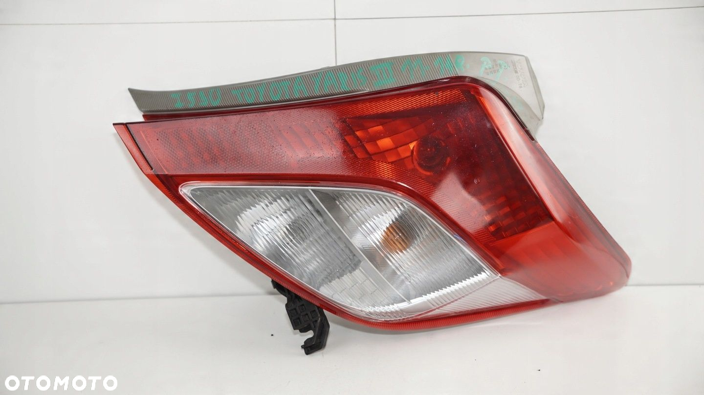 LAMPA PRAWY TYŁ TYLNA TOYOTA YARIS III 3 11-14R - 2