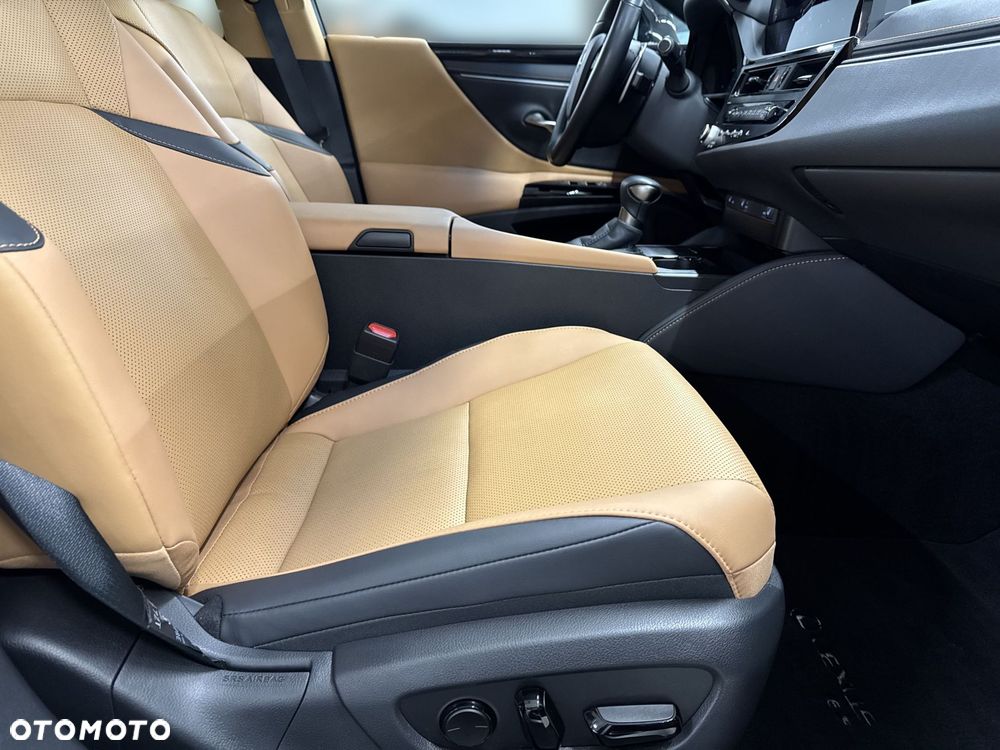 Lexus ES 300h Business Edition - 24