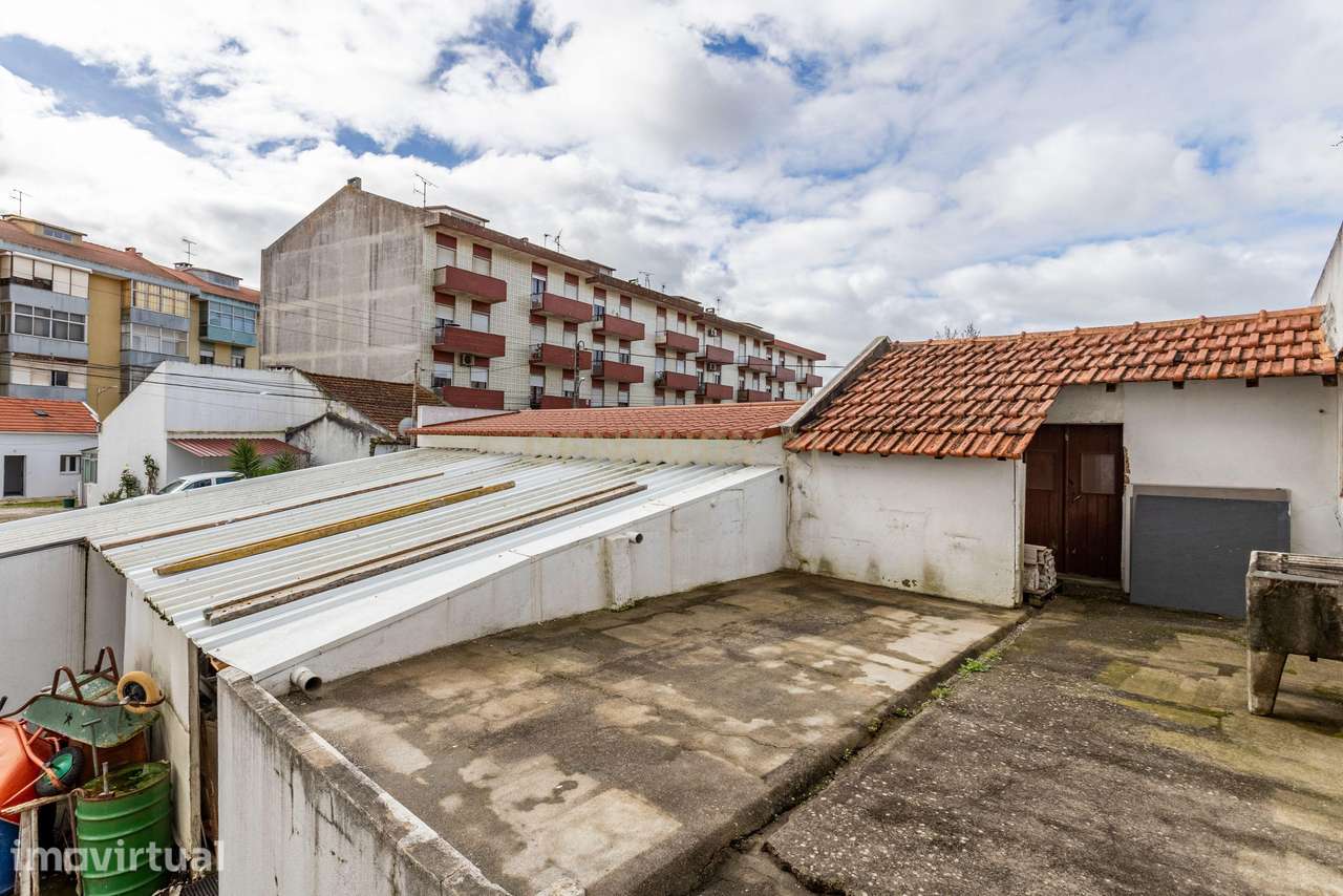 Moradia T4 para Remodelação Total em Vialonga - Grande imagem: 2/19